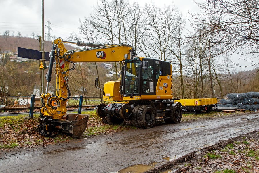 Pelle rail-route CAT M323F sur une voie ferrée