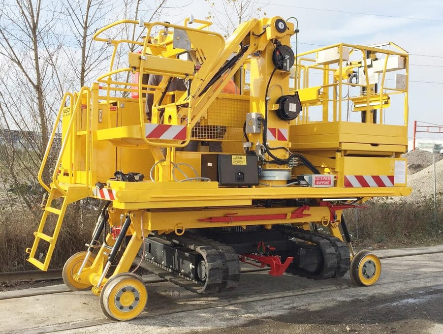 Engin rail-route ELAN C2 NEOTEC sur voie